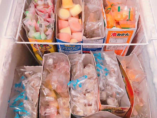 アイスの食べ放題、
期待してなかったけどこの数はすごい。底にもまだたっぷり。何種類あるんだろ。_放課後駄菓子バー A-55 京都四条河原町店