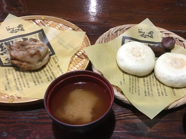 囲炉裏で焼いたおやきは(野沢菜)。お味噌汁は無料サービスでした。_ぱてぃお大門