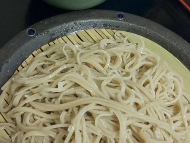 本格的な細切りのそば。_そば処たくみや