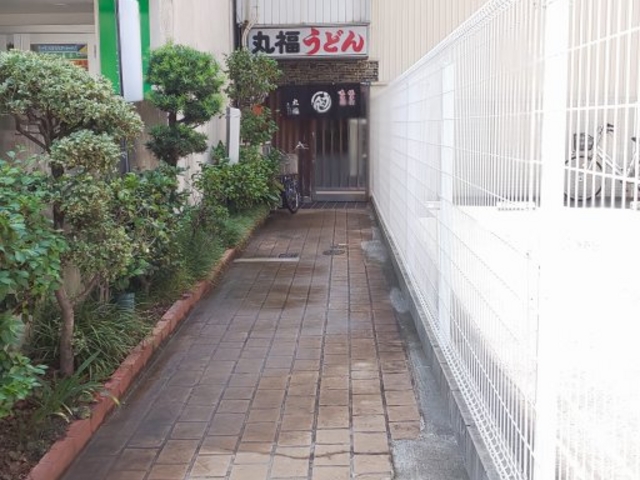 エントランスが長い!_丸福うどん店