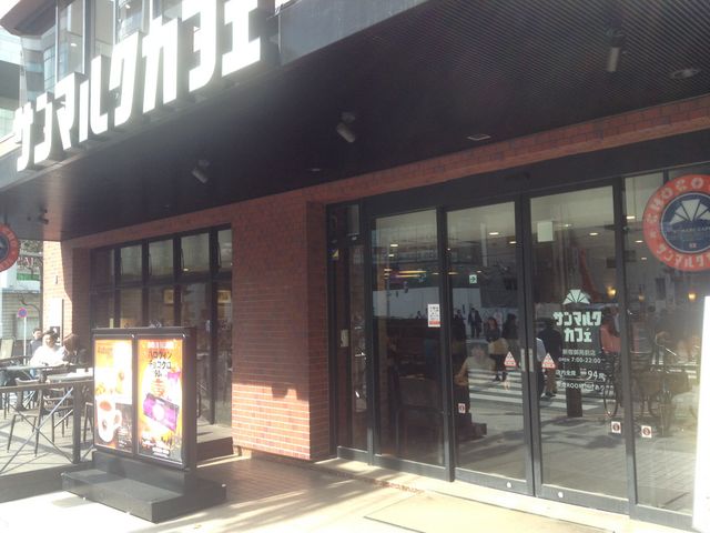 歩道すぐ横のテラス席_サンマルクカフェ新宿御苑前店(CHOCO CRO SAINTMARC CAFE)