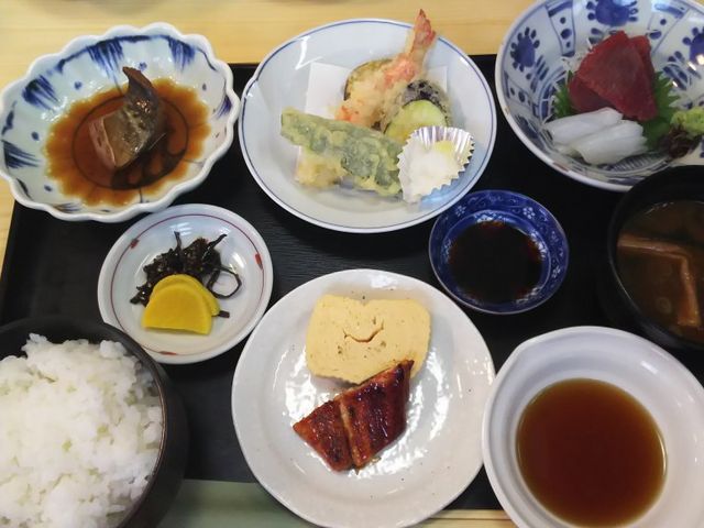刺身定食。魚の煮付けが抜群_すし重