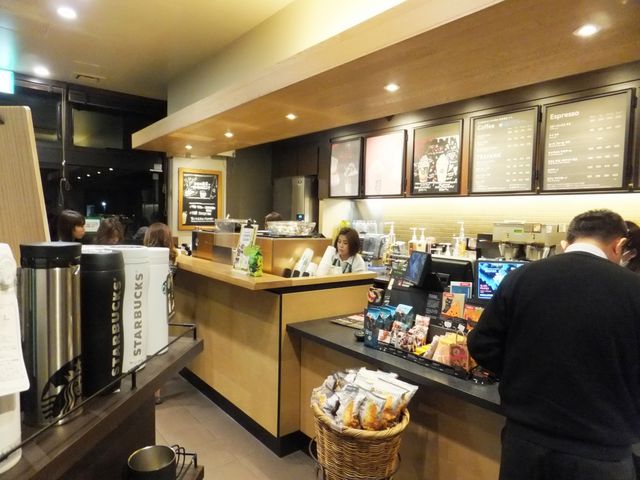 少し小さめの店内_スターバックス・コーヒー 南条サービスエリア(上り線)店