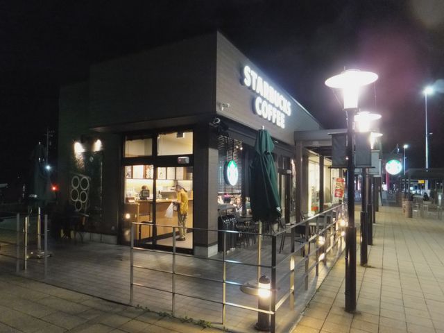 この奥にSA母屋があります。_スターバックス・コーヒー 南条サービスエリア(上り線)店