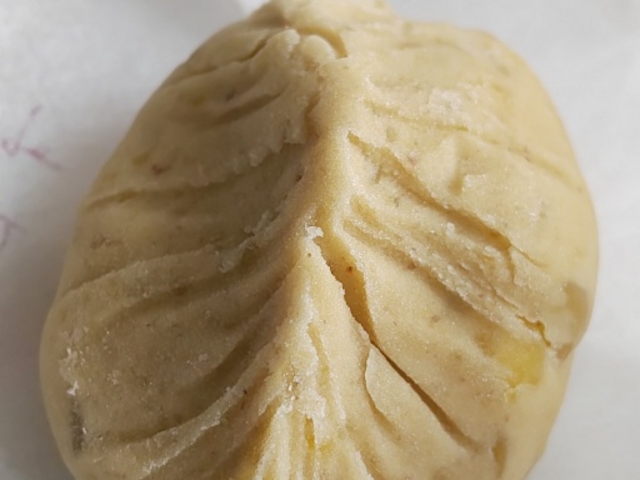 パサパサせず、しっとり、上品な栗の風味。1個で300円近くします。_すや