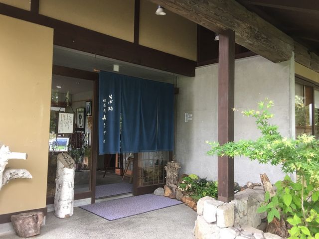 お店。奥には木々の緑が美しいお庭もありました。_そば処・時遊庵 あさかわ