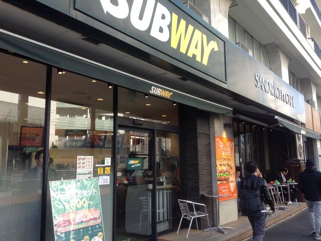 こん間近でオープンカフェ_サブウェイ 北参道駅前店(SUBWAY)