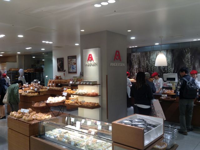 パンでいっぱいの店頭_アンデルセン 東急二子玉川店