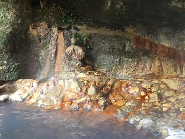 半露天風呂の奥にはお地蔵様のようなものが_山の宿 新明館