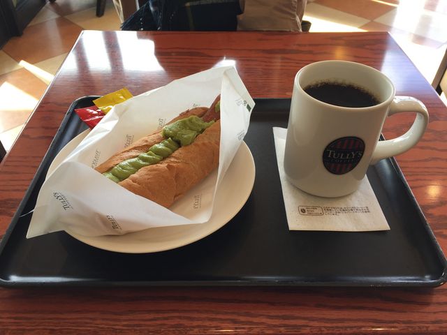 アボカドソースのホットドッグとコーヒーで700円_タリーズコーヒー 三井アウトレットパーク札幌北広島店