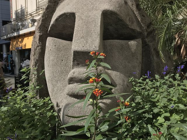 大きいのでビックリ_モヤイ像
