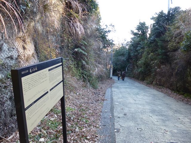 急な坂道です_亀ヶ谷坂切通し