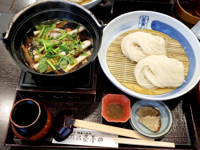 きりたんぽ風の熱々たれ
手前の山椒を加えると更に美味しい_稲庭うどん専門店佐藤養助総本店