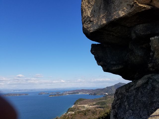 たどり着くまでの道のりが大変過ぎてたどり着いた時は何かパワーを感じました。景色最高!
_重ね岩