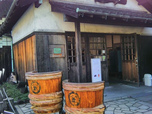 記念館外観。醤油樽は記念撮影用。_マルキン醤油記念館