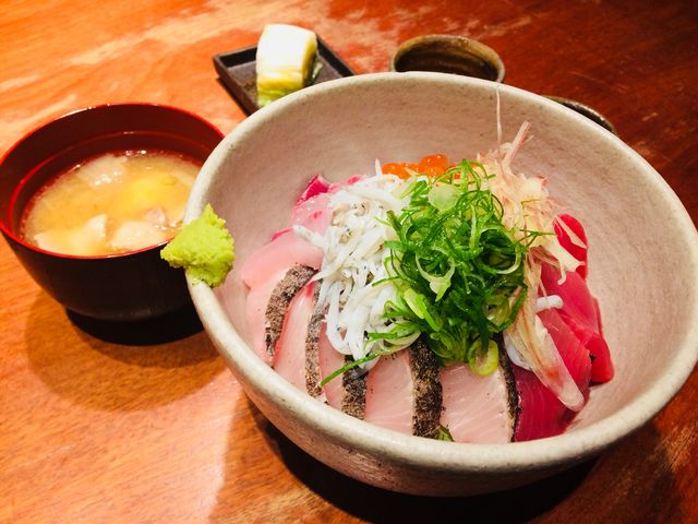 海鮮丼御膳のメイン。ご飯の量を少なくしてもらえました。_魚匠 銀平 銀座店