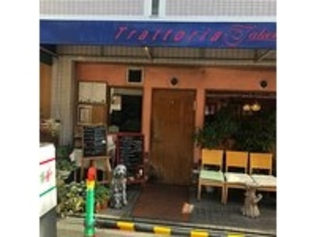 ガラス越しに賑やかさが伺える_トラットリア タケモト