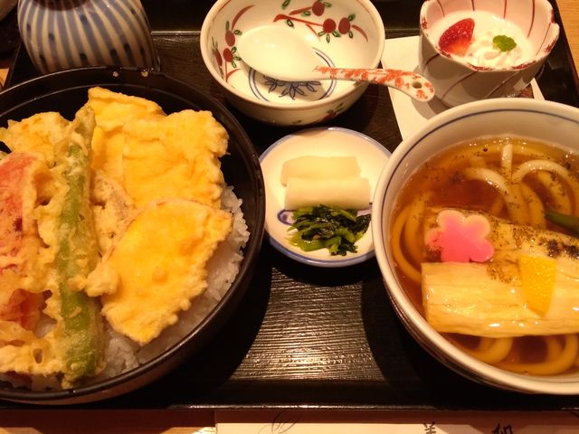 湯葉がたくさん載った野菜天ぷら丼とミニうどんのセットです_美々卯
