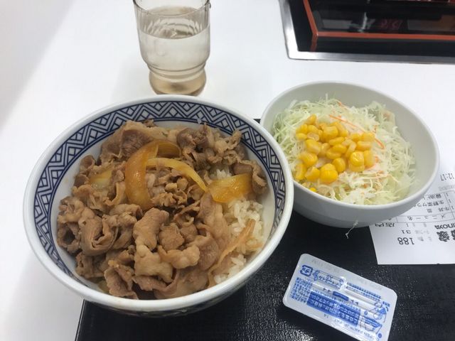 牛丼とサラダ_吉野家24号線竹田久保町店