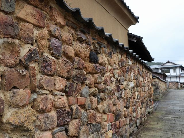 石畳の道と合っています。_トンバイ塀のある裏通り