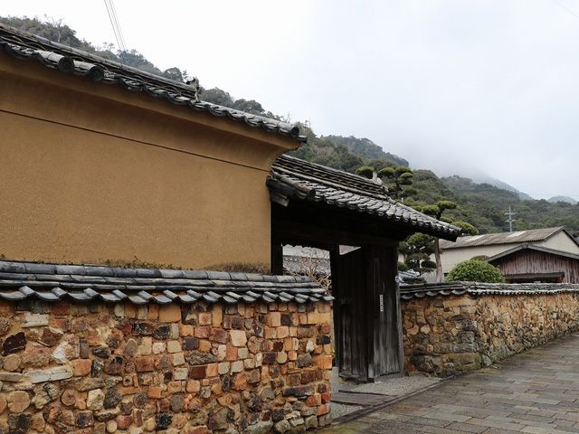辻精磁社です。_トンバイ塀のある裏通り