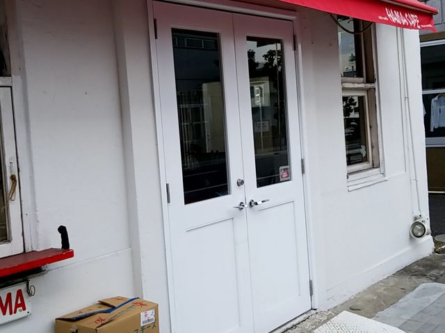 ポップな色合いの外観がおしゃれです_HAMA CAFE(ハマ カフェ)