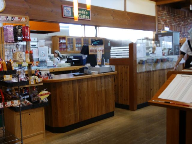 木目多用の店内_コメダ珈琲 掛川宮脇店