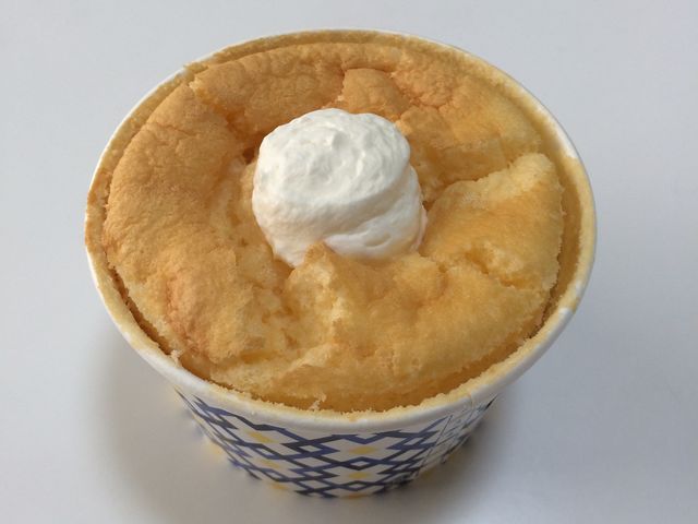 真ん中にクリームが入っているタイプ_ザ シフォン アンド スプーン KITTE博多ショップ