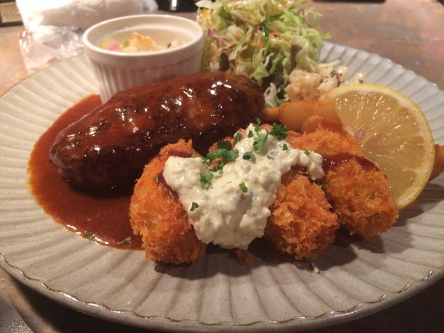 ハンバーグとカキフライのセット_サフラン サフラン