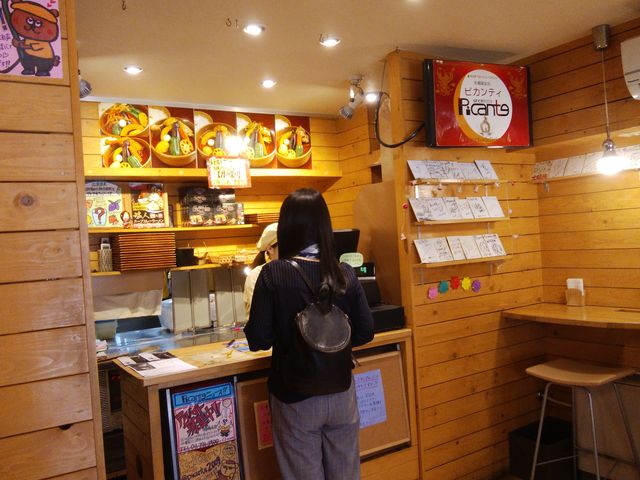 先にレジで注文をします_ピカンティ 札幌駅前店