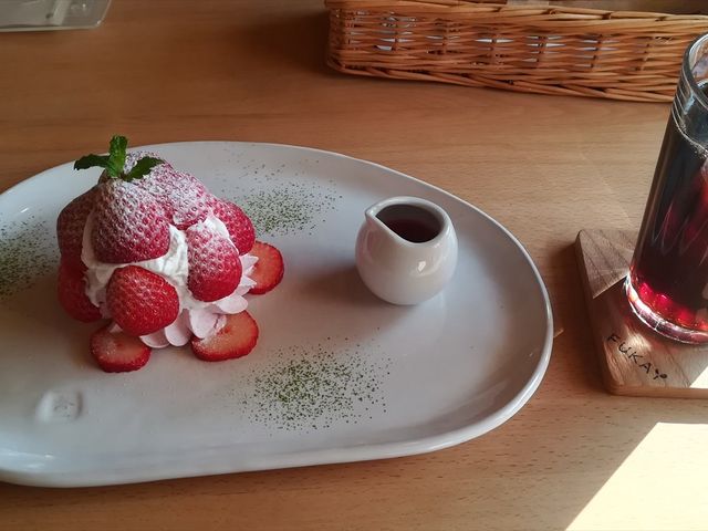 イチゴのパプロバ_チーズケーキ工房・カフェ「風花」