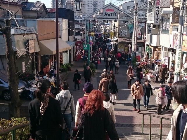 階段前で写真を撮るのもいいですね_谷中ぎんざ商店街