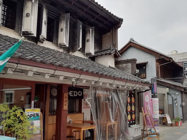 渋い蔵造りはピザのお店_大正浪漫夢通り