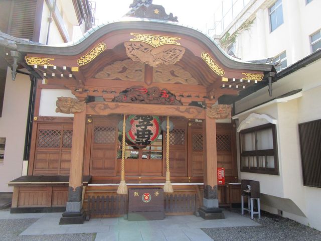 建物にはさまれるように小さなお堂がある_入谷鬼子母神