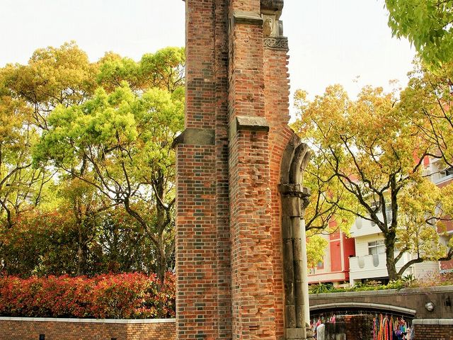 浦上天主堂遺壁_原爆落下中心地碑