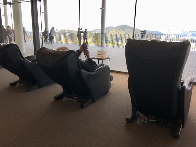 無料のマッサージチェアーコーナーもありました。_来島海峡サービスエリア フードコート