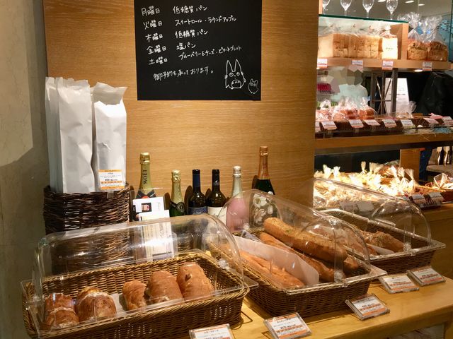 店頭でパン販売_カフェ&レストラン グリーンハウス