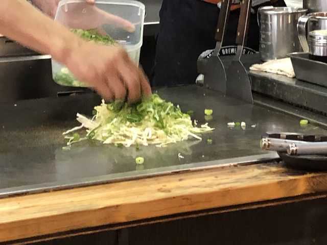 焼いているのを見ているのも楽しい_お好み焼き鉄板焼き 田吾
