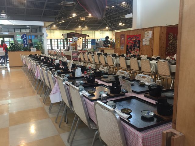 店の8割が団体客の昼食で埋まる_石垣島食堂