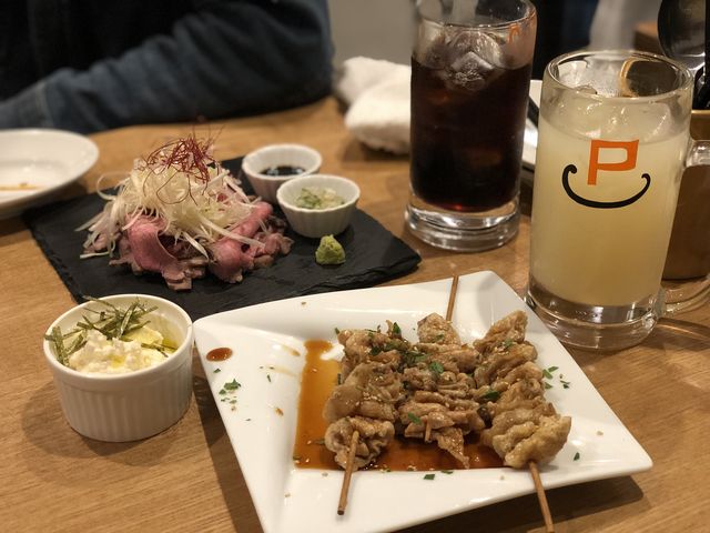 奥:牛タン刺し 手前:鶏皮 左:チーズ豆腐_パーラーコマツ