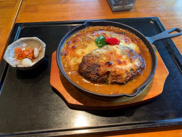 カレーもハンバーグおすすめ。
こちらの料理は両方味わえます。
是非、ハンバーグ焼きカリーを_カレーショツプシャカカリー