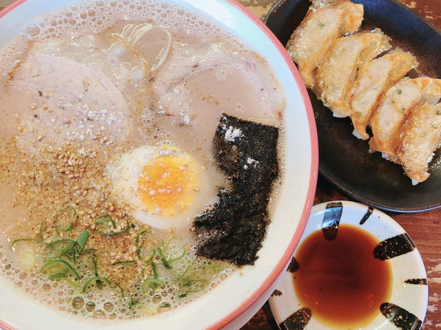 ラーメンと餃子、あとおにぎりもついてるセットをいつも食べます!おススメ!_大砲ラーメン本店