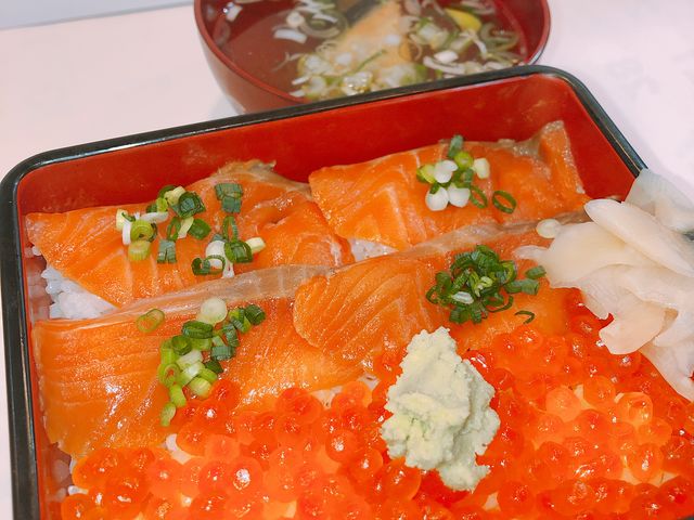 ランチ サーモンといくらの親子丼1,500円_三銀