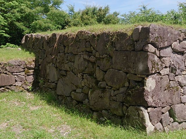 石垣の保存状態は良好で、見応えがあります。_角牟礼城跡