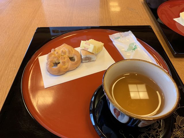 食べたお菓子です。ジャスミン(さんぴん)茶がおいしかった。_鎖之間