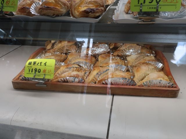 ショーケース内の田芋パイ_マルメロ