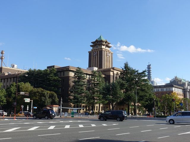 青空にそびえていました。_名古屋市役所本庁舎