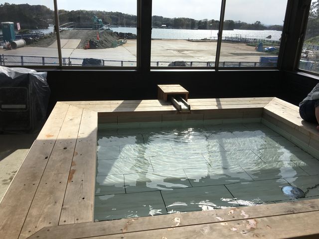 海を眺めながら入れる足湯がありました。_奥松島公社