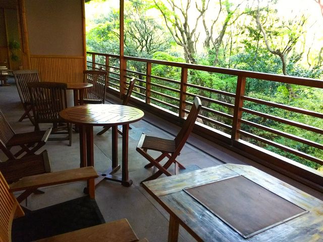 無料ドリンクを飲みながらテラスで涼む事が出来ます。_箱根小涌谷温泉 水の音