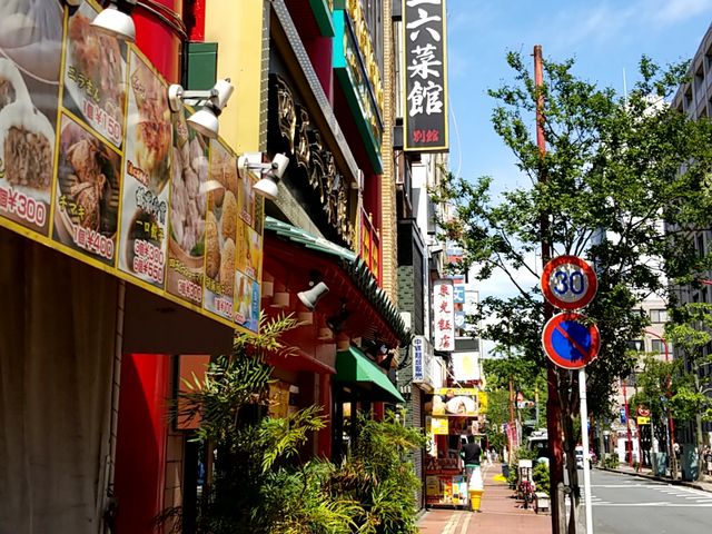 黒い看板が目印_四五六菜館別館